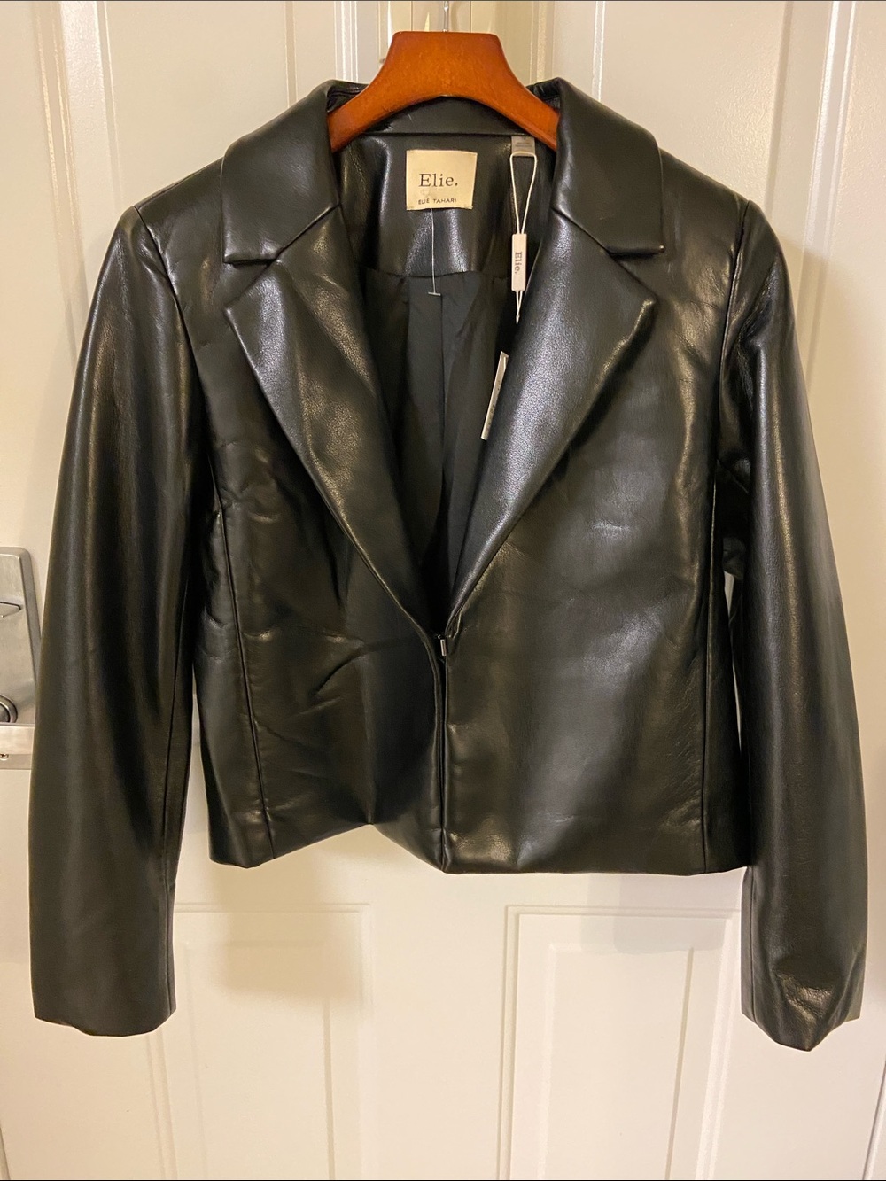 🖤Elie Tahari Black Faux Leather
Cropped Blazer🖤